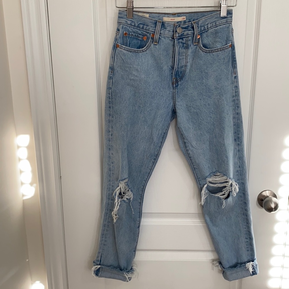 Levi wedgie ripped jeans